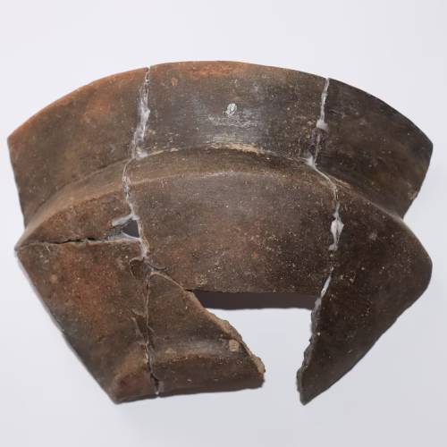 Keramička posuda iz Muzeja Like Gospić u oštećenom stanju prije početka restauratorskog procesa 2024. godine.