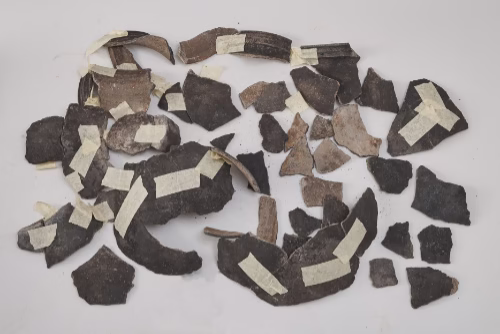 Keramička posuda iz nalazišta Banski Dvori dokumentirana u oštećenom stanju prije početka konzervatorskih radova s HRZ Zagreb.