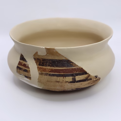 Keramička posuda iz arheološkog nalazišta, dokumentirana prije početka konzervatorsko-restauratorskog procesa u suradnji sa Sveučilištem u Zadru 2024.