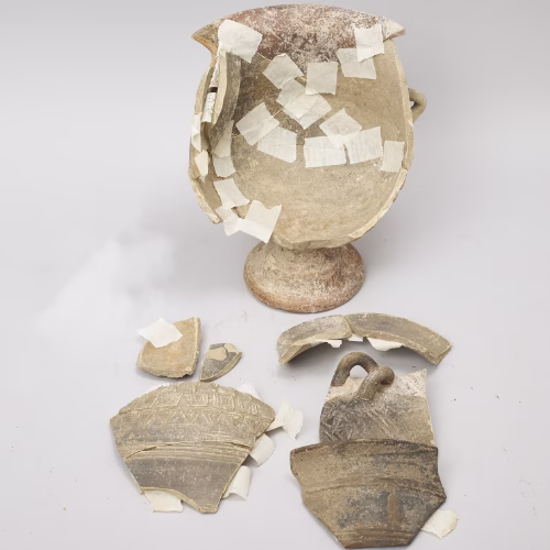 Keramička posuda iz nalazišta Nadin prije početka očuvanja i konzervacije, dokumentirana u suradnji sa Sveučilištem u Zadru.