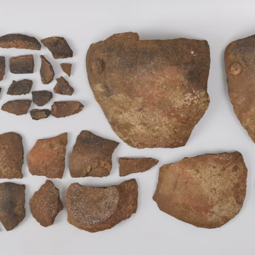 Keramička posuda u izvornom stanju prije početka konzervatorsko-restauratorskog procesa, zabilježena kao arheološki nalaz.