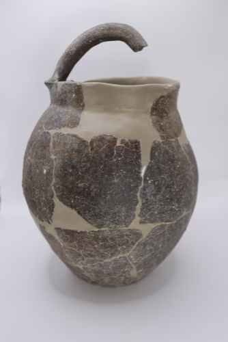 Keramička posuda dokumentirana u izvornom stanju prije početka konzervatorskih radova izvedenih u suradnji sa Sveučilištem u Zadru.