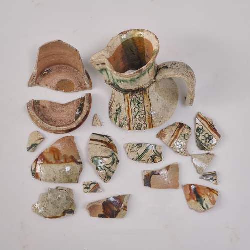 Keramička posuda iz nalazišta Banski Dvori dokumentirana u izvornom stanju prije konzervatorsko-restauratorskih radova u suradnji s HRZ Zagreb.