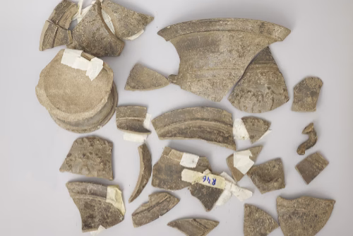 Keramička posuda iz nalazišta Nadin u izvornom stanju prije početka konzervatorskih radova, dokumentirana u suradnji sa Sveučilištem u Zadru.