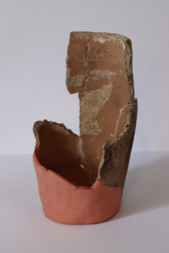 Keramička posuda iz arheološkog nalazišta, prikazana s oštećenjima i nedostajućim dijelovima, prije restauratorskog procesa usmjerenog na očuvanje.