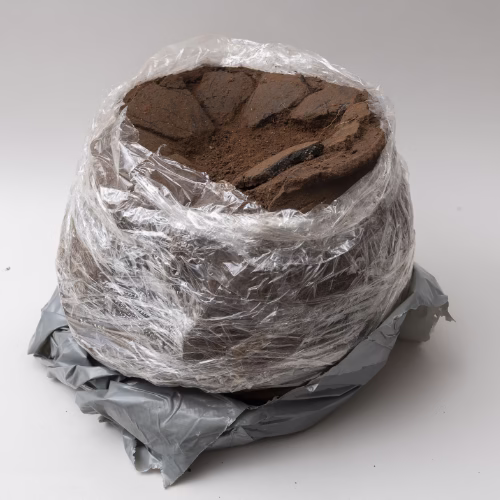 Keramička posuda u izvornom stanju prije restauracije, dokumentirana tijekom projekta u HRZ Zagreb.