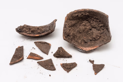 Keramička posuda iz arheološkog nalazišta prije početka konzervatorsko-restauratorskih radova u HRZ Zagreb.