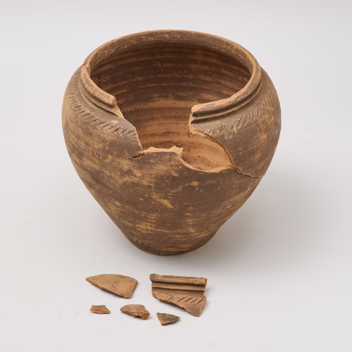 Keramička posuda prije početka restauratorskog procesa, zabilježena tijekom suradnje s HRZ Zagreb.