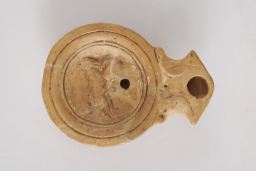 Keramička uljanica nakon završene restauracije i popravka, izvedenog u suradnji s HRZ Zagreb.