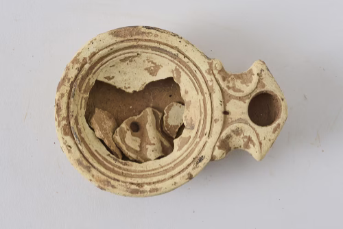 Keramička uljanica iz arheološkog nalazišta prije početka konzervatorskih radova, zabilježena u HRZ Zagreb.