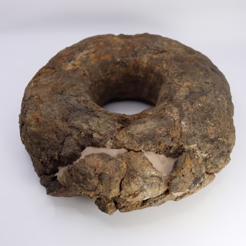 Keramički artefakt dokumentiran prije početka konzervatorskih radova u suradnji sa Sveučilištem u Zadru, Odjel za arheologiju 2024.