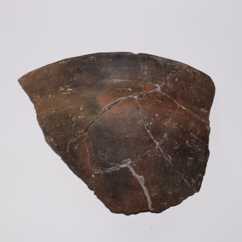 Keramički artefakt iz Muzeja Like Gospić u izvornom stanju prije početka konzervatorskih radova, dokumentiran 2024. godine.