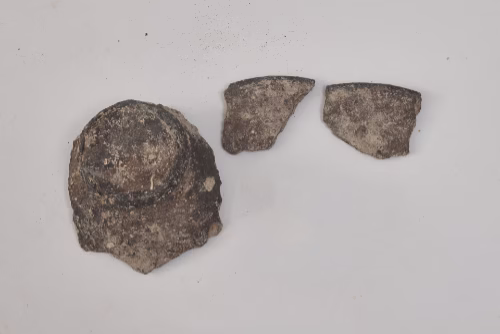 Keramički predmet iz nalazišta Banski Dvori u izvornom stanju prije početka konzervatorskih radova u suradnji s HRZ Zagreb.