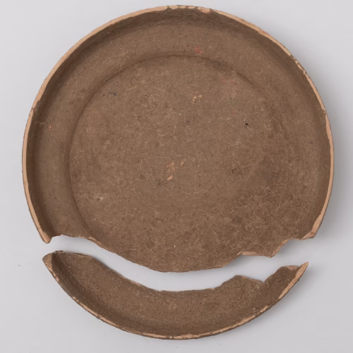 Keramički tanjur u izvornom stanju, dokumentiran prije početka konzervatorsko-restauratorskog procesa u sklopu HRZ projekta 2022