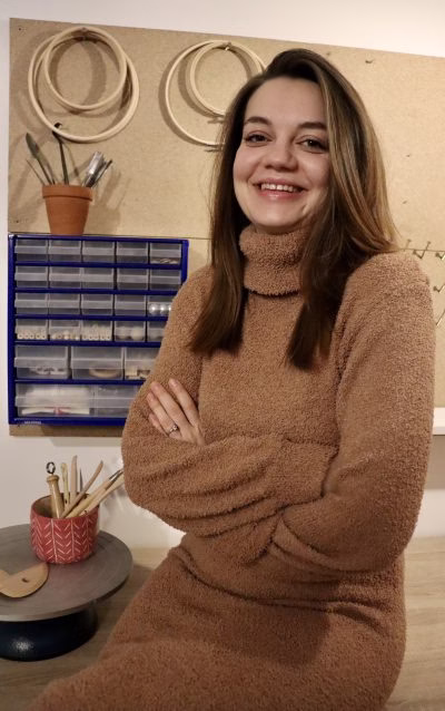 Lea Milančec, stručnjakinja za konzervaciju i restauraciju keramike, s poveznicom na LinkedIn profil za profesionalnu suradnju.