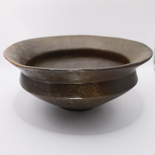 Obnovljena keramička posuda iz Muzeja Like Gospić, restaurirana kroz stručni konzervatorski proces kako bi se sačuvala njezina povijesna vrijednost.