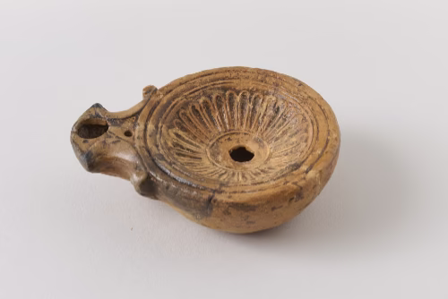 Arheološka keramička uljanica nakon restauracije i konzervacije u Hrvatskom restauratorskom zavodu 2022.