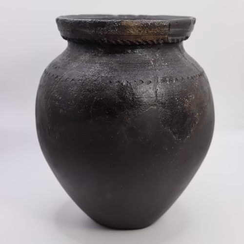 Keramička posuda iz Muzeja Like Gospić nakon stručne restauracije, završene tijekom konzervatorskog procesa 2024. godine.