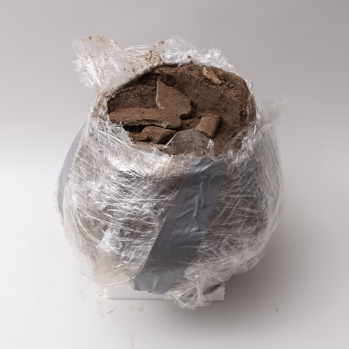 Keramička posuda prije početka očuvanja i restauracije u Hrvatskom restauratorskom zavodu u Zagrebu.