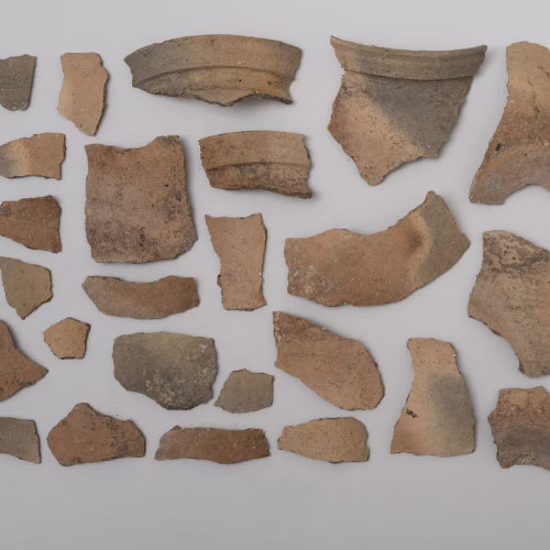 Keramička posuda iz nalazišta Banski Dvori u izvornom stanju prije početka restauratorskog procesa, dokumentirana u suradnji s HRZ Zagreb.