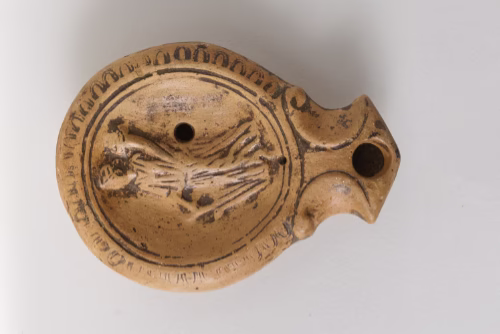 Keramička uljanica nakon uspješne konzervacije i restauracije, izvedene u HRZ Zagreb.