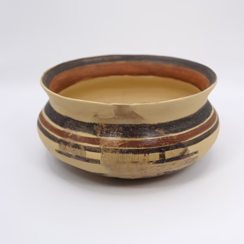 Keramička posuda iz arheološkog nalazišta, restaurirana i očuvana tijekom konzervatorskog procesa u suradnji sa Sveučilištem u Zadru 2024.